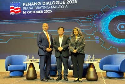 Kon Yeow (tengah) menghadiri Amcham Penang Dialogue 2025: Recalibrating Malaysia pada Khamis.