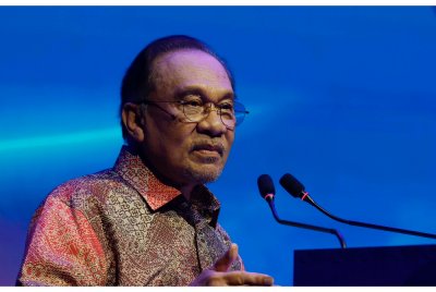 Anwar berucap merasmikan Mesyuarat Menteri-Menteri Tenaga ASEAN ke-43 (AMEM) dan Forum Perniagaan Tenaga ASEAN ke-25 (AEBF-25) di KLCC pada Khamis.