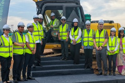 Alexander (enam dari kiri) melakukan gimik Majlis Pecah Tanah Hab Pengecasan EV Bersepadu Pertama di Malaysia di kawasan Rehat dan Rawat Seremban (arah Selatan), pada Khamis.