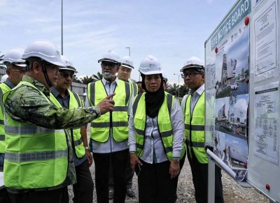 Alexander pada Majlis Pecah Tanah Hab Pengecasan EV Bersepadu Pertama di Malaysia.