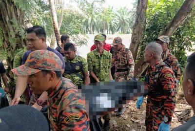 Mayat warga emas ditemui di Sungai Tasik di Sungai Rambai di sini pada Khamis.
