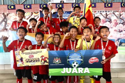 Pemain SK Serdang UPM meraikan kejayaan merangkul edisi sulung kejuaraan B-12 selepas menundukkan SK Taman Melati 1-0 di padang SK Bandar Baru, Kuala Selangor pada Khamis.