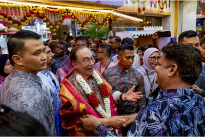 Anwar meninjau persiapan akhir sambutan Deepavali di Brickfields, Kuala Lumpur. Foto Pejabat Perdana Menteri