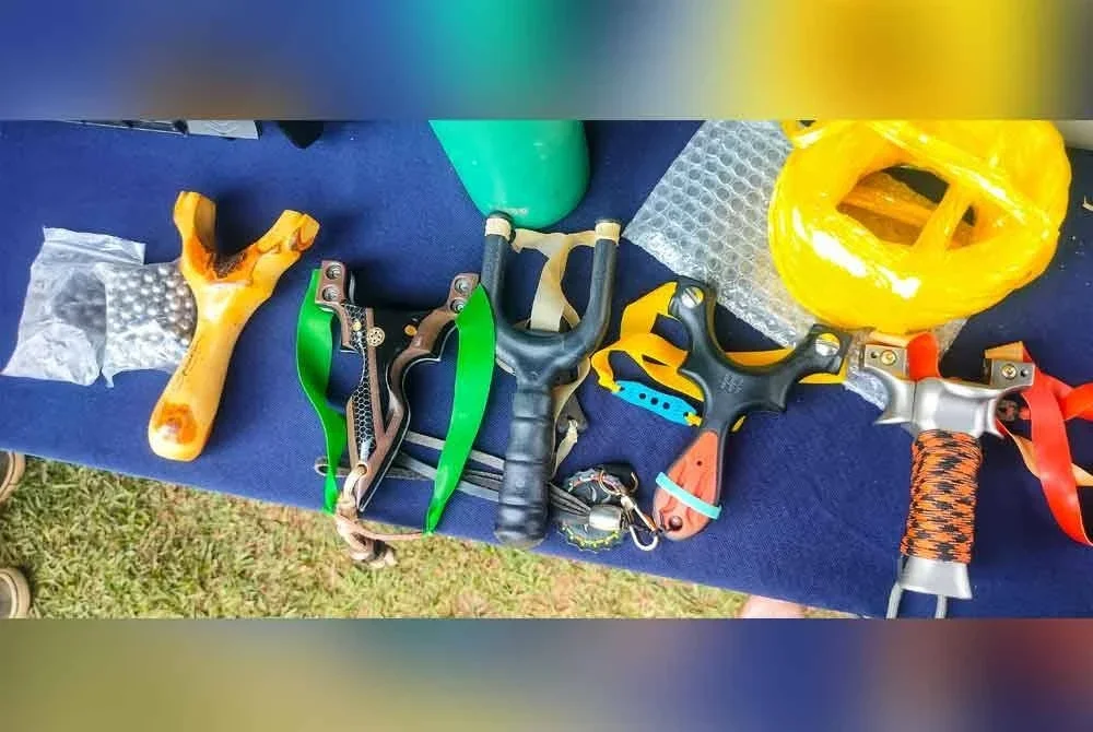 Antara pelbagai lastik dan peluru yang digunakan oleh pemain.