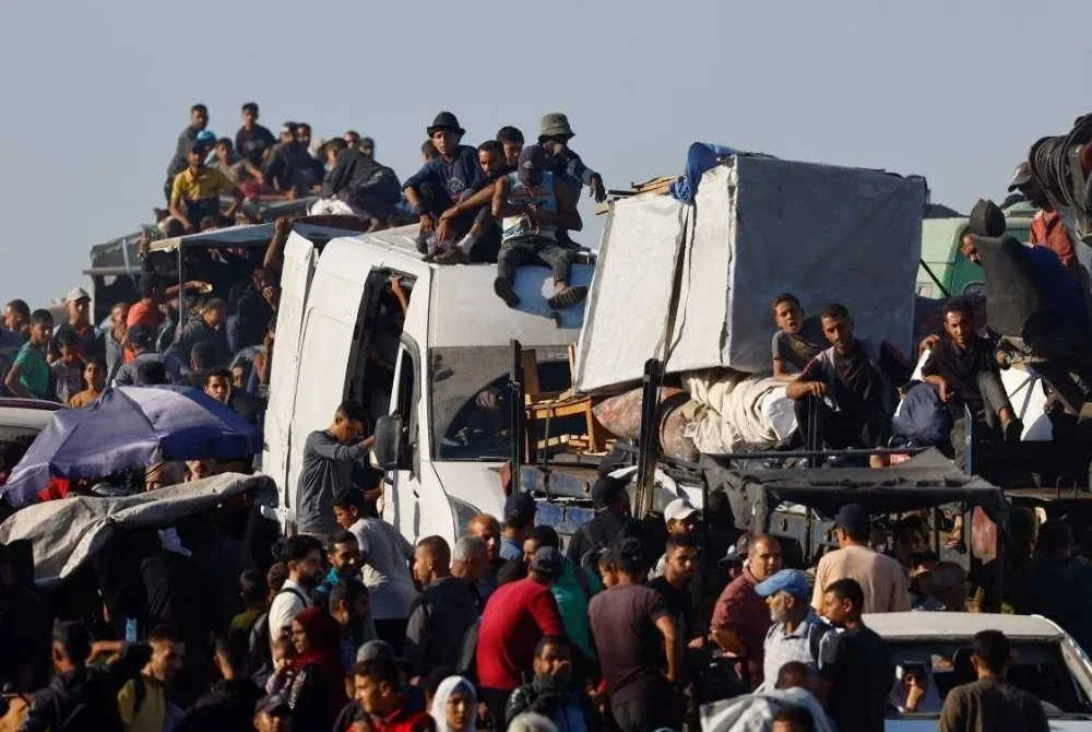 PULUHAN ribu rakyat Palestin telah memulakan perjalanan panjang pulang ke tanah mereka di utara Gaza. -Foto: REUTERS