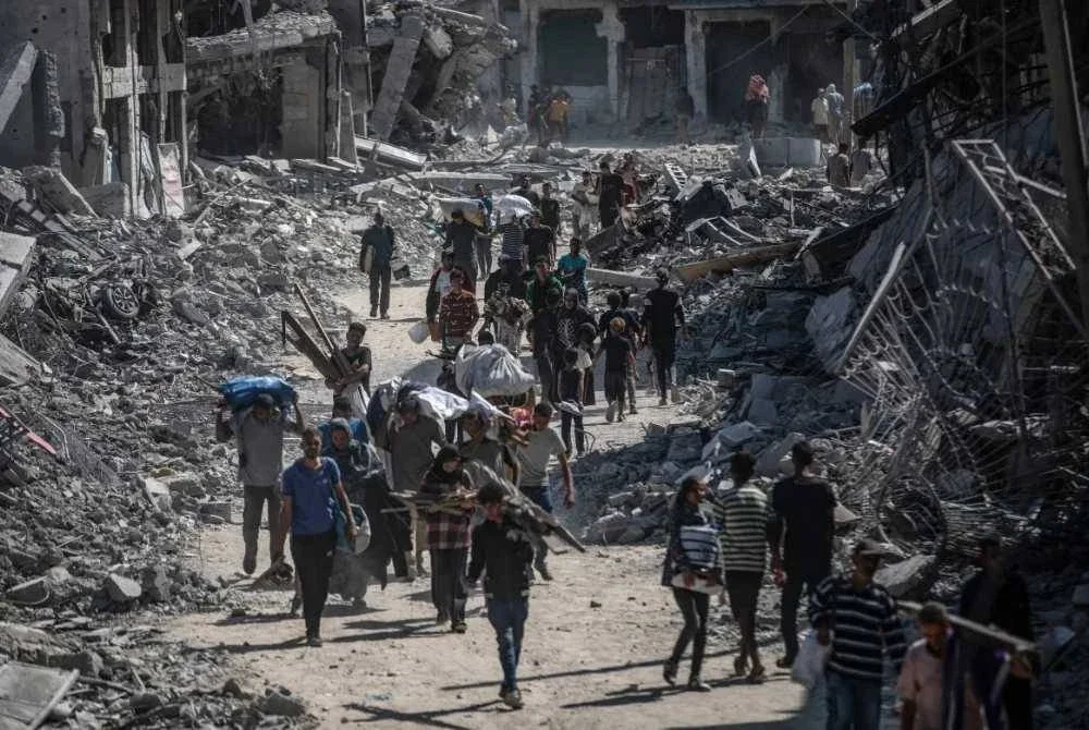 KELUARGA warga Palestin kembali meninjau rumah mereka selepas tentera Israel berundur dari beberapa kawasan di timur Khan Younis di selatan Semenanjung Gaza. -Foto: EPA