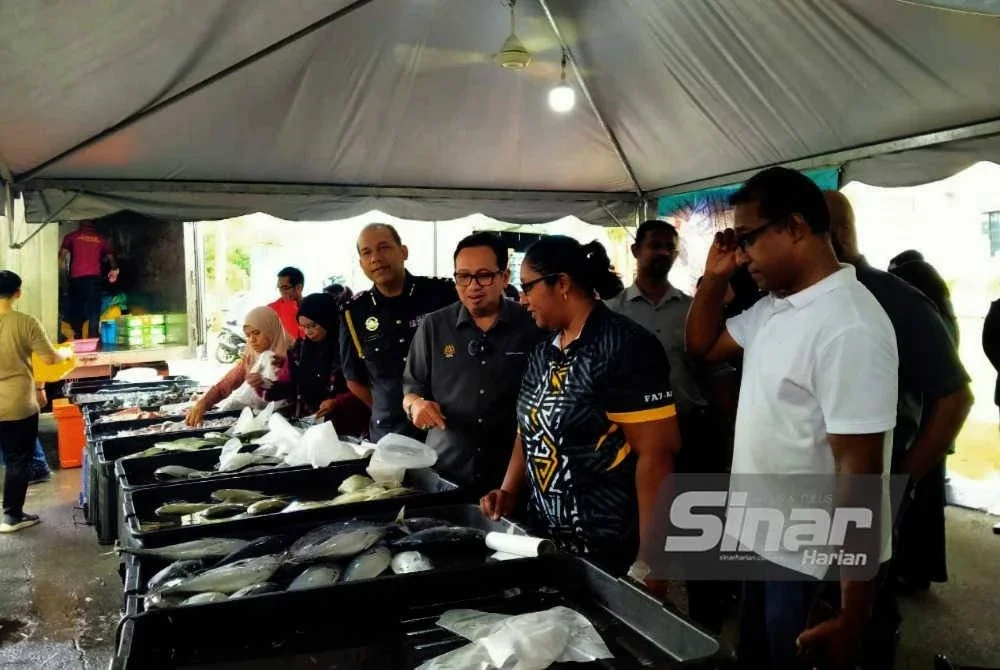 Kamalludin (tiga dari kanan) beramah mesra dengan pengunjung sempena Program Jualan Rahmah Madani selepas melancarkan SHMMP Deepavali 2025 Negeri Perak di pekarangan Bangunan Persekutuan Greentown pada Jumaat.