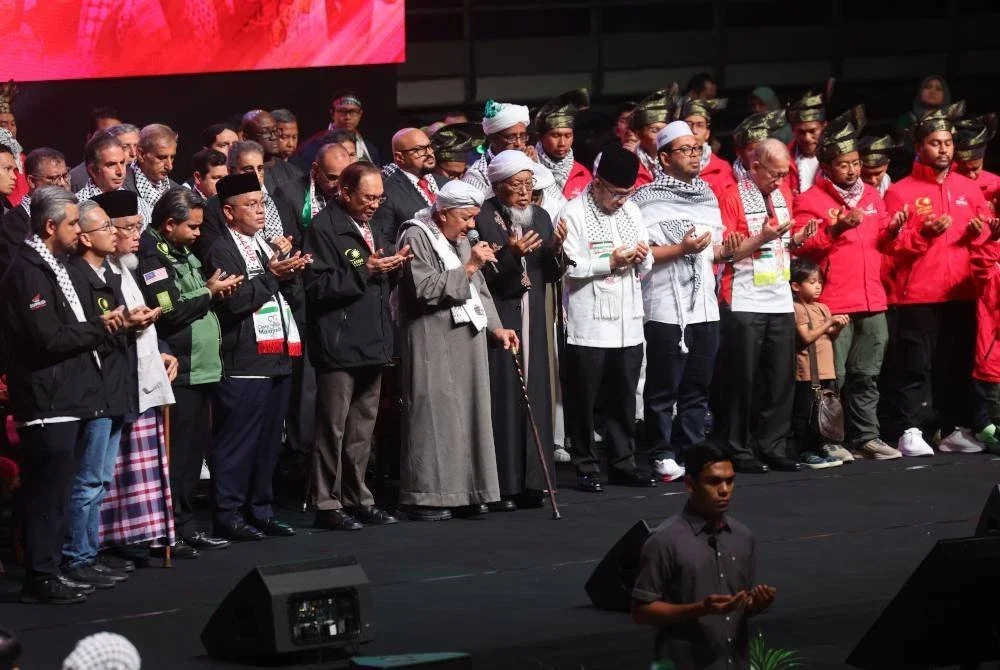PERDANA Menteri, Datuk Seri Anwar Ibrahim mengaminkan doa bacaan Qunut Nazilah semasa menghadiri Himpunan Solidariti Bersama Gaza di Stadium Axiata Arena, Bukit Jalil baru-baru ini. Foto Bernama