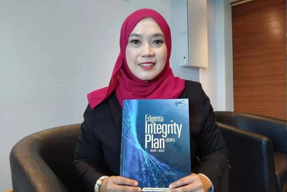 Faizatul Farhah menunjukkan buku Pelan Integriti Edgenta yang dirasmikan sempena Hari Integriti Edgenta 2025 di Hotel Casuarina @ Meru di sini baru-baru ini.
