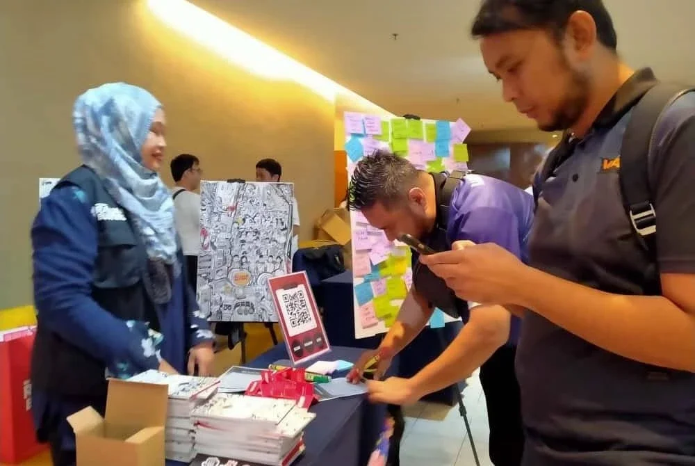 Orang ramai mendapatkan maklumat lanjut di reruai pameran Rasuah Busters ketika Majlis Pelancaran EIP 2025 sempena Hari Integriti Edgenta 2025 di Hotel Casuarina @ Meru, Ipoh baru-baru ini.