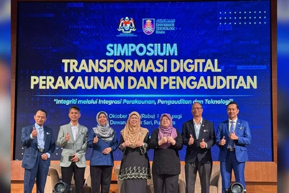 Azwan (dua dari kiri) bergambar bersama panelis forum di Simposium Transformasi Digital Perakaunan dan Pengauditan di Putrajaya pada Khamis.