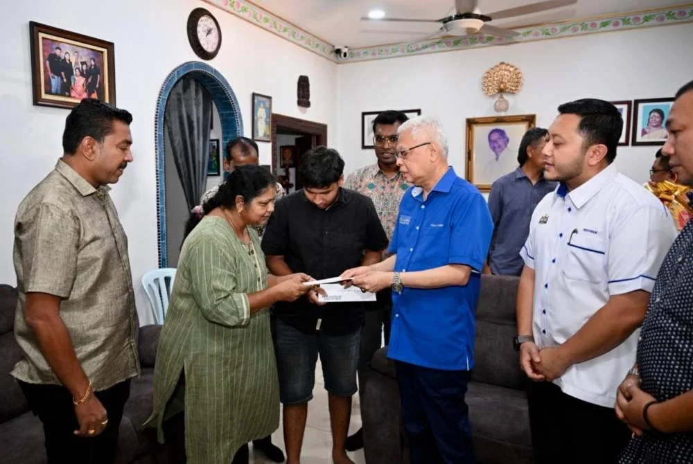 Ismail Sabri (tiga dari kanan) menyantuni Vigneswari yang kehilangan suami akibat Covid-19.