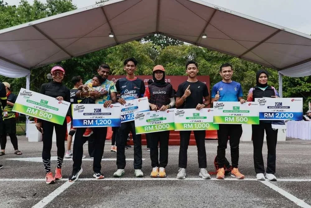 Juara Carey Heritage Run 2025 dari kiri: Chenora Ismail (Kategori 10KM – Veteran Wanita), M Suresh (Kategori 21KM – Veteran Lelaki), Danish Norhisham (Kategori 21KM – Terbuka Lelaki), Nurul Juliana Shakira Abdul Halim (Kategori 10KM – Terbuka Wanita), Ahmad Aiman Aizuddin Mohd Husin (Kategori 10KM – Terbuka Lelaki), Zuraiddi Jumai (Kategori 10KM – Veteran Lelaki) dan Noor Amelia Musa (Kategori 21KM – Terbuka Wanita).