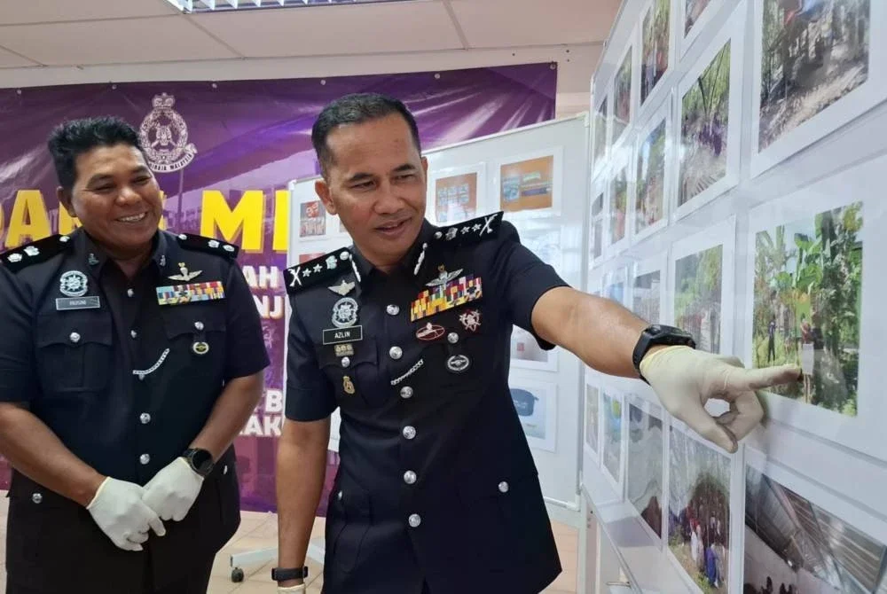 Mohammad Azlin (kanan) menunjukkan gambar-gambar tangkapan suspek sepanjang tiga hari Op Tapis Khas diadakan serentak di seluruh negeri bermula Isnin lalu.