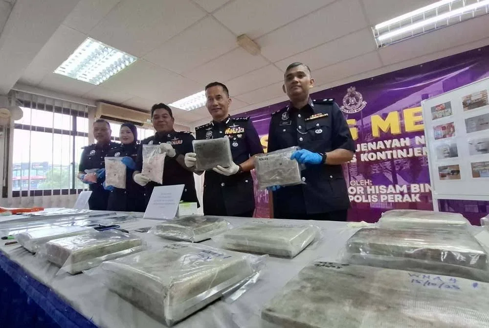 Mohammad Azlin (dua dari kanan) menunjukkan rampasan dadah hasil tiga hari Op Tapis Khas.