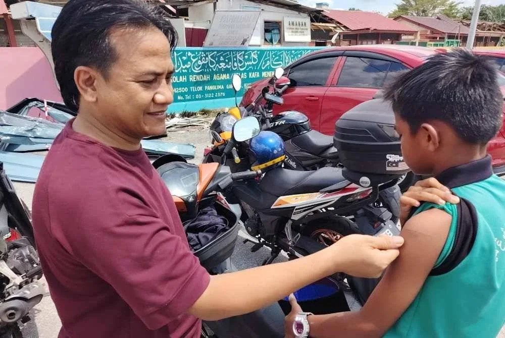 Bapa, Muhammad Farish Nazriel, Jamal Nasir (kiri) menunjukkan kecederaan anaknya