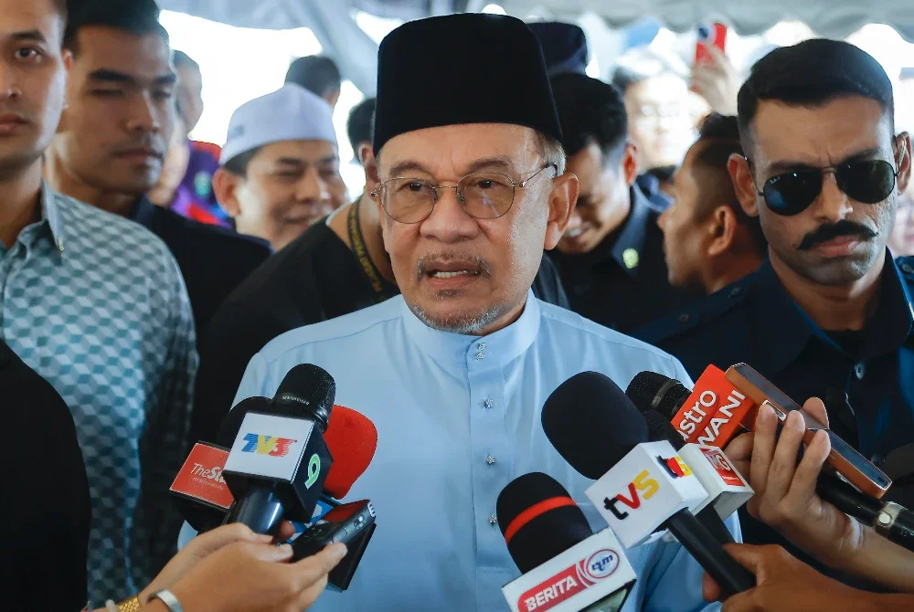 Anwar bercakap kepada pemberita selepas menunaikan solat Jumaat di Surau Jannatul Firdaus, Perumahan Penjawat Awam Malaysia (PPAM) Seruling. Foto Bernama