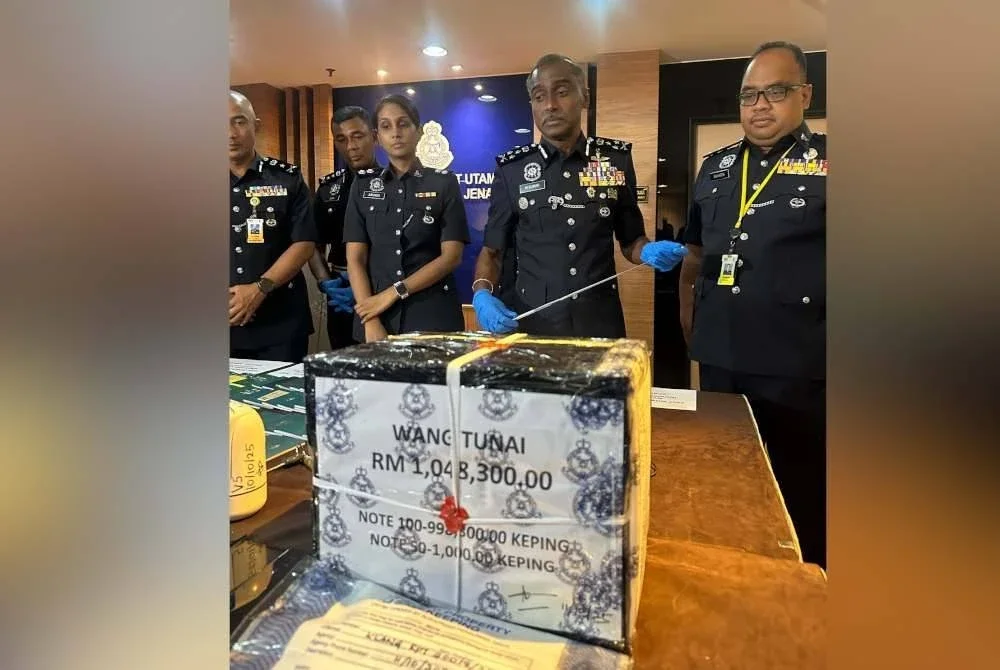 Kumar (dua dari kanan) melihat barang kes yang dirampas membabitkan sindiket pemerdagangan orang.