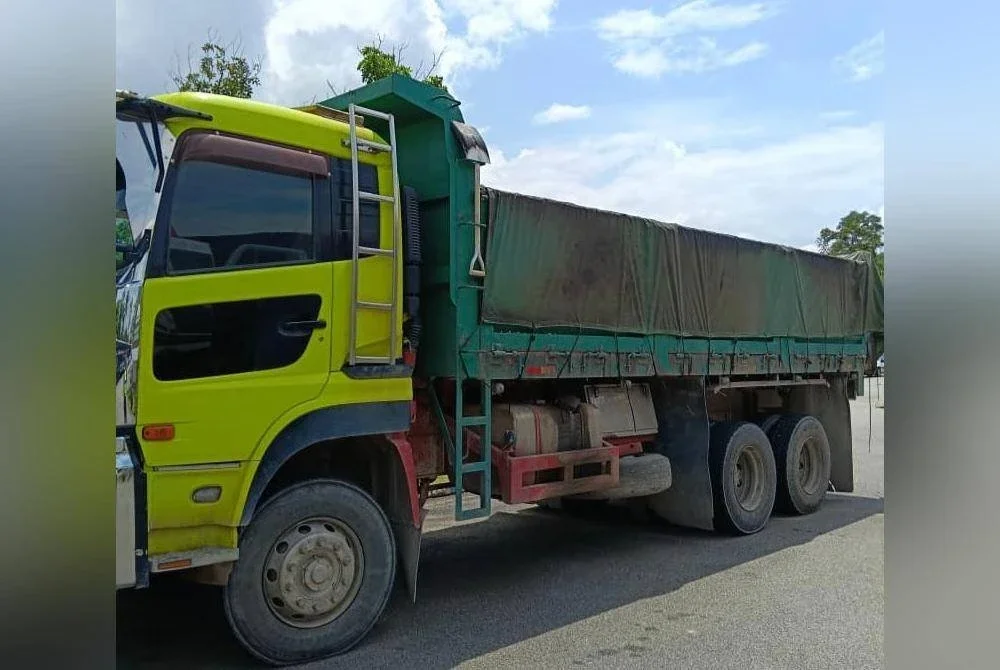Lori yang ditahan kerana membawa muatan berlebihan.