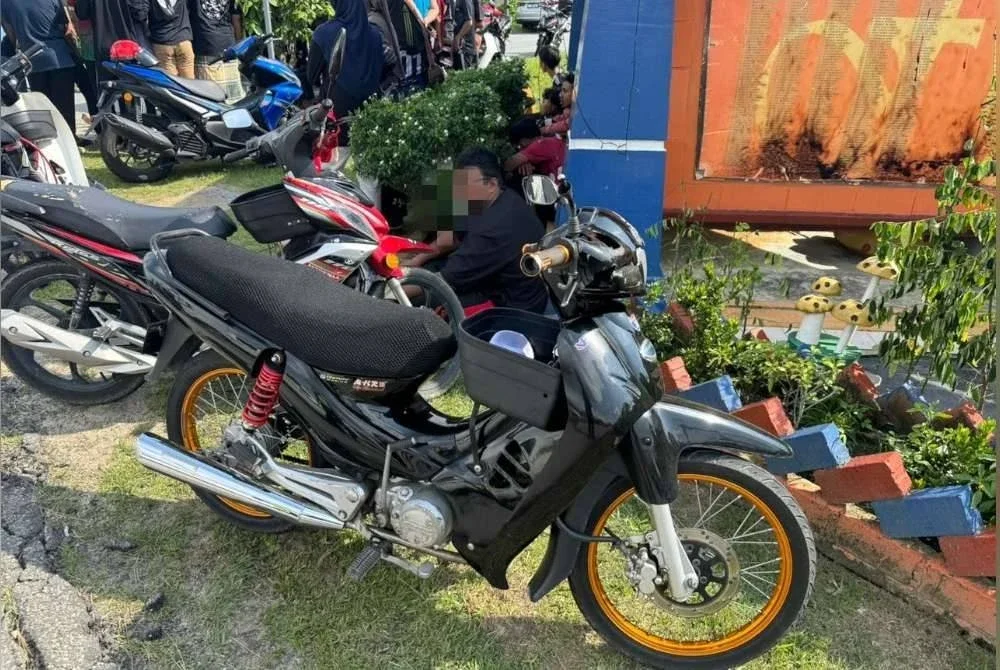 
Keadaan motosikal Modenas Kriss yang terlibat dalam kemalangan . Foto IPD Kota Tinggi