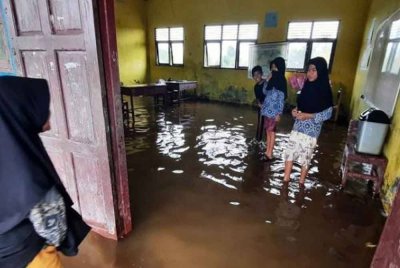 Paras banjir di SDN Kunjung Lampuyang terus meningkat sejak Isnin lalu. - Foto Agensi