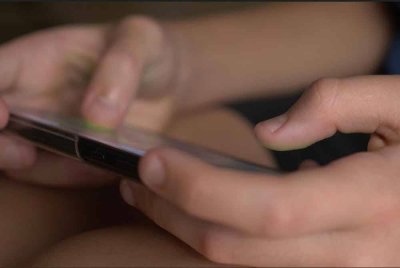 Ibu bapa paling utama perlu bertegas dalam soal penggunaan media sosial dalam kalangan anak-anak. Gambar hiasan 123rf