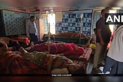 Penduduk menerima rawatan selepas muntah dan cirit birit akibat minum air perigi tercemar bangkai merpati. Foto: ANI