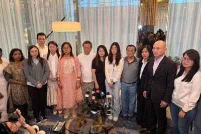 Jamaliah (dua dari kiri) ketika melawat keluarga mendiang bersama pemimpin DAP pada petang Khamis.