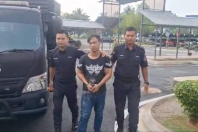 Mohamad Hailmie dibawa anggota polis ke Mahkamah Sesyen Kuala Selangor pada Jumaat.