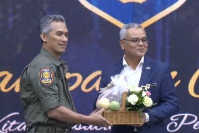 Mohd Shuhaily (kiri) pada Majlis Sambutan Ulang Tahun Pertama AKPS pada Jumaat.