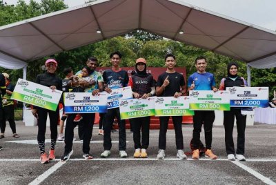 Juara Carey Heritage Run 2025 dari kiri: Chenora Ismail (Kategori 10KM – Veteran Wanita), M Suresh (Kategori 21KM – Veteran Lelaki), Danish Norhisham (Kategori 21KM – Terbuka Lelaki), Nurul Juliana Shakira Abdul Halim (Kategori 10KM – Terbuka Wanita), Ahmad Aiman Aizuddin Mohd Husin (Kategori 10KM – Terbuka Lelaki), Zuraiddi Jumai (Kategori 10KM – Veteran Lelaki) dan Noor Amelia Musa (Kategori 21KM – Terbuka Wanita).