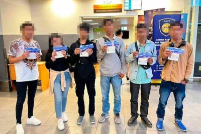 Enam warga Indonesia yang cuba dibawa masuk ke negara ini melalui kemudahan laluan khas di KLIA 2 pada Selasa.