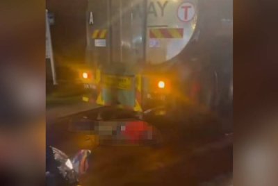 Tangkap layar video kemalangan yang berlaku di KM60, Jalan Batu Pahat-Mersing pada Khamis malam.