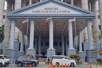Seorang anggota FRU berpangkat koperal dan empat individu warga India mengaku tidak bersalah di Mahkamah Sesyen Kuala Lumpur pada Jumaat atas pertuduhan memperdagangkan tujuh individu untuk eksploitasi seksual, bulan lalu.