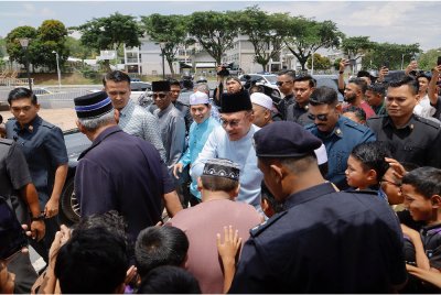 Anwar beramah mesra bersama orang ramai semasa hadir untuk menunaikan solat Jumaat di Surau Jannatul Firdaus PPAM Seruling Presint 5, Putrajaya pada Jumaat. 