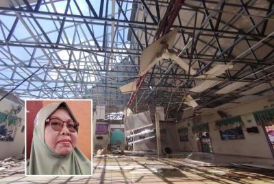 Keadaan kerosakan di dalam surau akibat ribut pada Rabu. Gambar kecil: Azizah