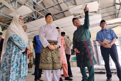 Dr Mohammad Fahmi (dua dari kiri) ketika mengadakan lawatan kerja di SRA Kampung Medan di Telok Panglima Garang pada Jumaat.