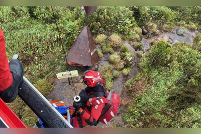 Usaha membawa keluar jenazah mangsa menggunakan helikopter milik JBPM.