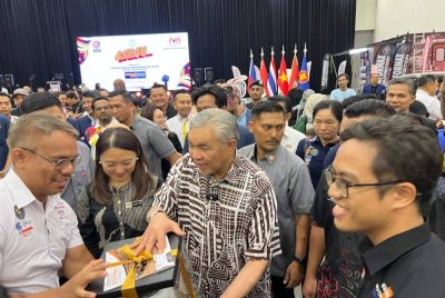 Ahmad Zahid (dua dari kanan) melawat reruai selepas merasmikan ASEAN Sports Industry Expo di Setia City Convention Centre, Setia Alam pada Jumaat.