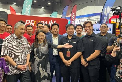 Ahmad Zahid (kiri) bergambar bersama tetamu yang hadir semasa ASEAN Sports Industry Expo di Setia City Convention Centre, Setia Alam pada Jumaat.