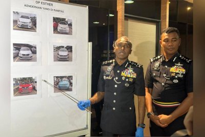 Kumar menunjukkan kenderaan yang dirampas melibatkan sindiket pemerdagangan orang. 