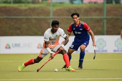 Pemain Young Tigers, Muhammad Harris Iskandar Osman cuba menghalang asakan daripada pemain India pada SOJC pada Jumaat. Foto SOJC