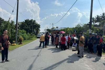 Mangsa disahkan meninggal dunia di tempat kejadian di Felda Penggeli Timur, Kota Tinggi. Foto IPD Kota Tinggi.