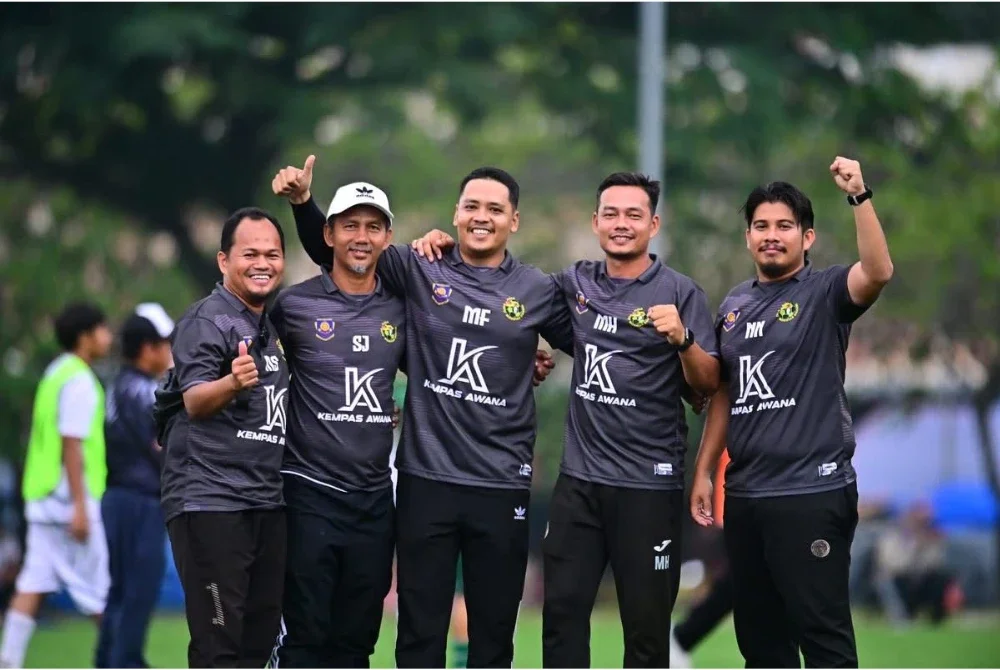 Mat Hassan (dua dari kanan) bersama barisan kejurulatihan SMK Meru.