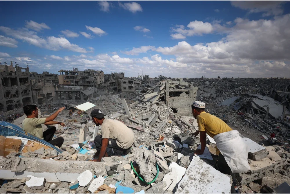 Penduduk Palestin mencari barangan yang masih boleh digunakan di bawah runtuhan struktur yang dibedil Israel.