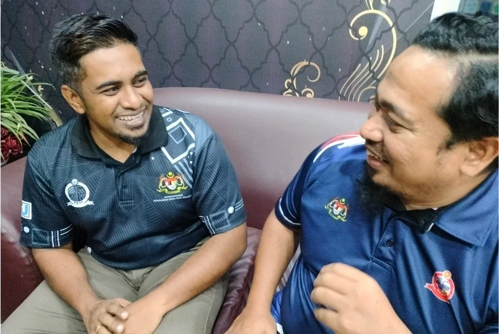 Mohd Reza (kanan) suka berjenaka hingga menimbulkan suasana ceria dalam persahabatan.