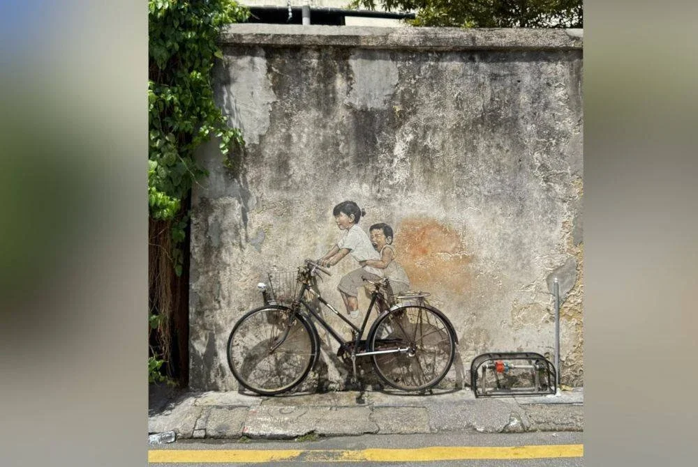 Tarikan utama tentulah mural ikonik 'Children on a Bicycle' karya Ernest Zacharevic yang telah melonjakkan nama Pulau Pinang di peta pelancongan dunia.