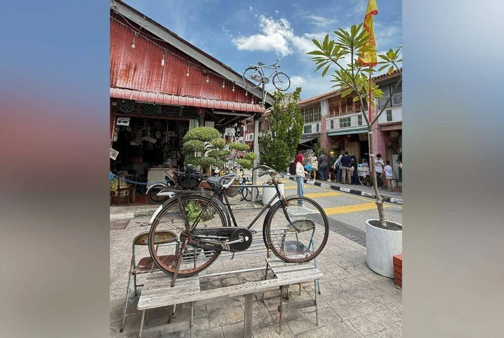 Tidak sekadar dinding, sebahagian seni turut menggunakan unsur tiga dimensi seperti basikal sebenar, buaian besi, malah perabot lama yang dipasang pada tembok.