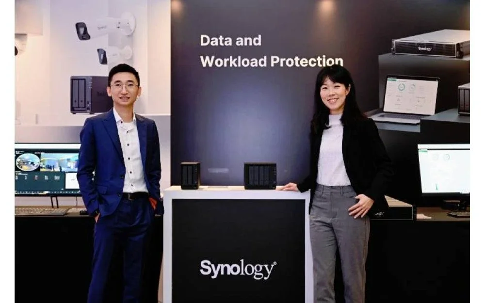 Ketua Synology Asia Tenggara, Thachawan Chinchanakarn, dan Pengurus Synology Malaysia, Jason Sin bersama salah satu penyelesaian pengurusan data terbaharu Synology.