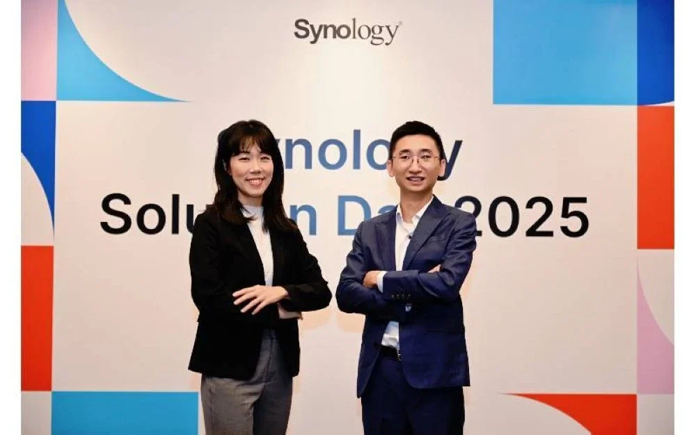 Ketua Synology Asia Tenggara, Thachawan Chinchanakarn, dan Pengurus Synology Malaysia, Jason Sin, pada acara media Synology Solution Day 2025 di Malaysia.